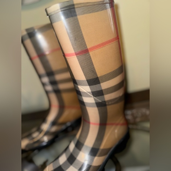 TALL CLASSIC BURBERRY RAIN BOOTS - Picture 10 of 14